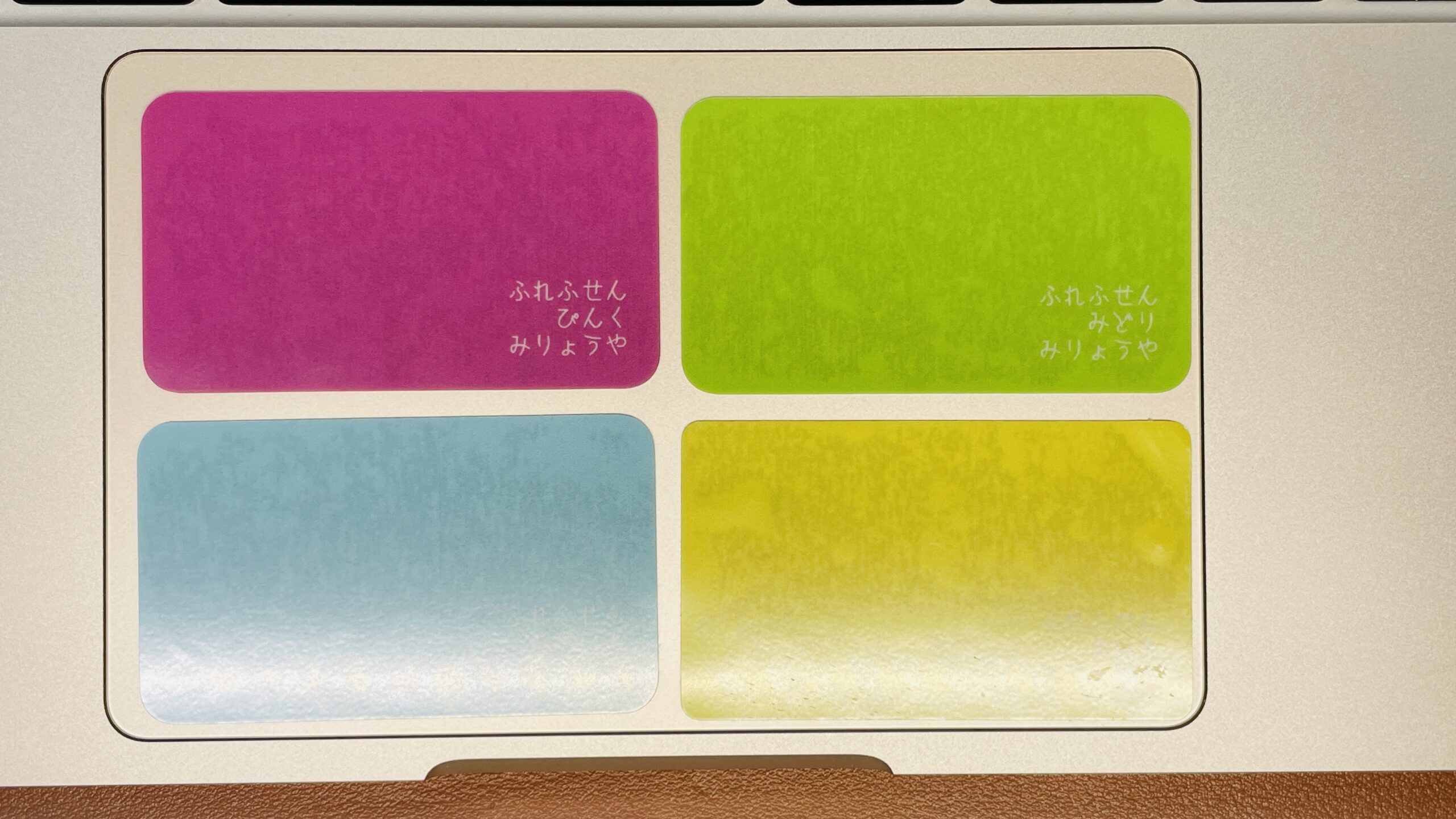 トラックパッドに貼っても指の動きを邪魔しません